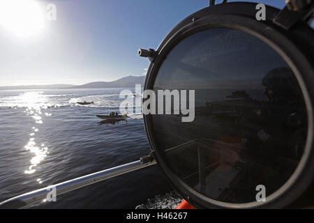 Sperrfrist bis 1900 Donnerstag Oktober 13 A Rating manning eine allgemeine Zweck Maschinengewehr (KPMG) spiegelt sich in einer Signallampe an Bord der HMS GWR - Royal Navy Hunt-Klasse Mine Gegenmaßnahmen Schiff - in den Seen von westlichen Schottland, während einer mehrere Boot-Attacke Übung simuliert einen Angriff von FIAC (schnell Inshore Angriff Craft), als Teil eines Royal Navy Joint Warrior Trainingsübung. Stockfoto