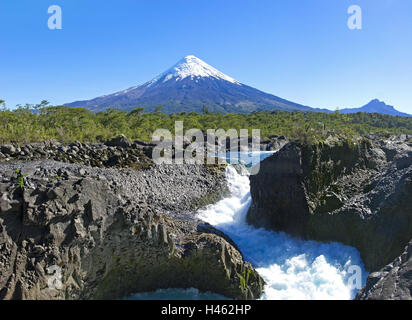 Südamerika, Chile, Patagonien, Petrohue Nationalpark, Vulkan Osorno, 2652 m, schneebedeckte Gipfel, Wasserfälle Saltos de Petrohue, Stockfoto