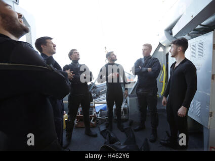 Bis 1900 Donnerstag Oktober 13 Taucher bei der Vorbereitung an Bord der HMS GWR - Royal Navy Hunt-Klasse Mine Gegenmaßnahmen Boot - in den Seen von westlichen Schottland während einer Übung der Royal Navy Joint Warrior Anzug mit einem Embargo. Stockfoto