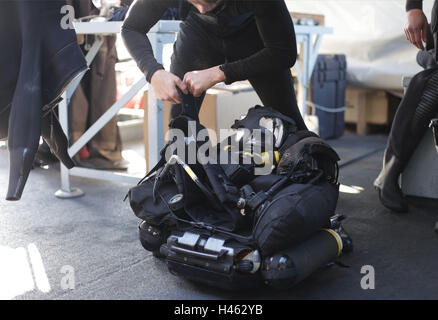 Ein Taucher überprüft sein CDLSE (Clearance Divers Life Support Equipment) Mixed Gas Tauchkit an Bord von HMS Cattistock - einem Royal Navy Hunt-Class Minengegenmasseschiff - in den Lochs von Westschottland, während einer Royal Navy Joint Warrior Trainingsübung. Stockfoto