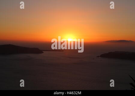 Heitere Sonnenuntergang emittierende Fett rote und orange Tönen über die Caldera in Santorini, Griechenland Stockfoto