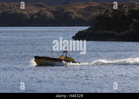 Sperrfrist bis 1900 Donnerstag Oktober 13 C Arbeiter 5 unbemannten Oberfläche Fahrzeug (USV), von ASV, Reisen entlang Loch Alsh während eines Royal Navy unbemannte Krieger-Trainings bei Kyle of Lochalsh, Schottland gemacht. Stockfoto