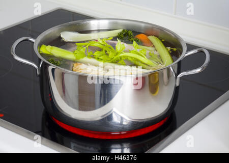 Topf Hühnersuppe mit Gemüse, Stockfoto