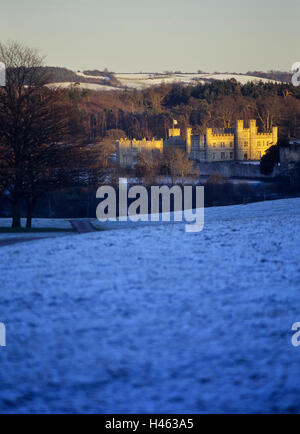 Winterlandschaft von Leeds Castle im Schnee, Kent, England, Großbritannien Stockfoto