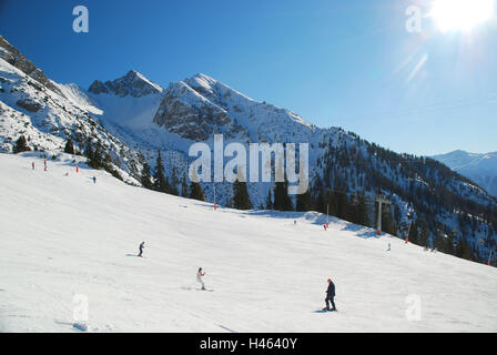 Österreich, Tirol, Meer Bereich, Pferd Berghütte, Skigebiet, Härmelekopf, Skifahrer, Gegenlicht, Nordtirol, Urlaubsort, Tourismus, Tourismus, Wintersport, Wintersport-Ort, Wintersportgebiet, Ski Piste, Schnee, Himmel, blau, wolkenlos, sonnig, Menschen, Sport, Freizeit, Hobby, Berge, Stockfoto