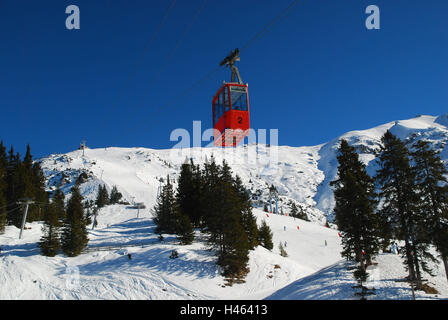 Österreich, Tirol, Meer Bereich, Pferd Berghütte, Skigebiet, Col Flugbahn, Gondel, Nordtirol, Urlaubsort, Tourismus, Tourismus, Wintersport, Wintersport-Ort, Wintersportgebiet, Ski Piste, Schnee, Himmel, blau, wolkenlos, sonnig, Skifahrer, Sport, Freizeit, Hobby, Seilbahn, Bergbahn, rot, Stockfoto