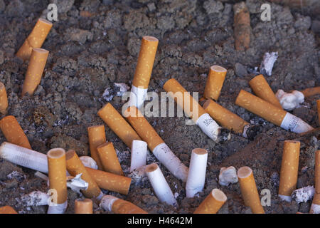 Aschenbecher, Sand, Zigarette Federn, Ausdruck, Nahaufnahme, Stockfoto