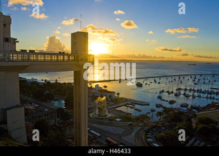 Brasilien, Salvador da Bahia, Elevador Lacerda, Hafen, Sonnenuntergang, Stockfoto