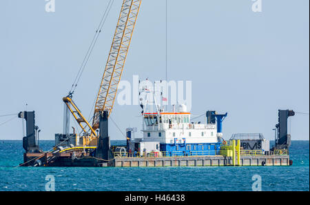 Unterwasser Kabelverlegung Plattform auf hoher See vor der Südküste UK als Teil der Wind-Turbine-Installation. Stockfoto