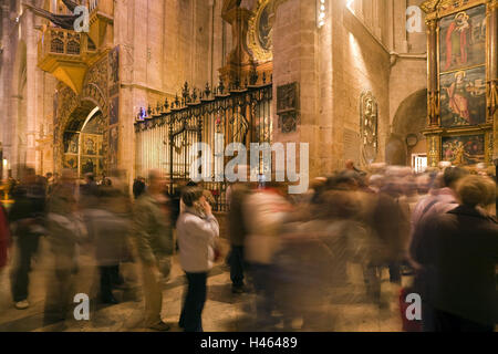 Spanien, die Balearen Insel Mallorca, Palma de Mallorca, Kathedrale La Seu, innen geschossen, Besucher, Unschärfe, Ort von Interesse, Reiseziel, Architektur, Struktur, imposant, sakrale Bau, Gothic, Religion, glaube, Christentum, Kirche, Architektur, innen, prächtig, prächtig, Menschen, Gläubige, Touristen, Stockfoto