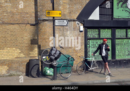 London, UK, 17. März 2016, Fahrrad-Parken an der Waterloo Station. Stockfoto