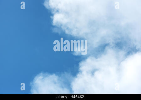 Fantastische weichen weißen Wolken gegen blauen Himmel Stockfoto