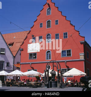 Deutschland, Bayern, Swabia, Nördlingen, alte Schranne, Brunnen, Café, Gäste, kein Model-Release, Europa, Ries, Danube Ries, Reiseziel, Tourismus, Gebäude, Architektur, historisch, Menschen, draußen, Sommer, Fassade, rot, Straßencafé, Sonnenschirme, Markt-Brunnen, Viehmarkt, Bronzefiguren, Stockfoto