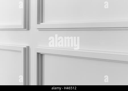 Weiße Wand-Spritzgießen mit geometrischen Formen und Fluchtpunkt. Horizontale Stockfoto