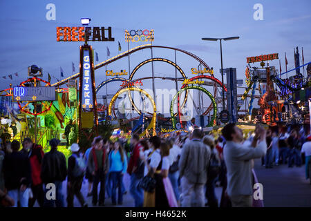 Deutschland, Bayern, München, Oktoberfest, Fahrgeschäfte, Beleuchtung, Besucher, Unschärfe, Dämmerung, Stockfoto