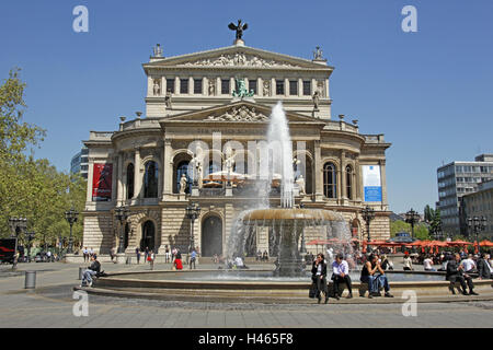 Deutschland, Hessen, Frankfurt am Main, alte Oper, Brunnen, Tourist, Stadt, Stadt, Ort von Interesse, Kultur, Gebäude, Opernhaus, Kunst, Klassik, Baustil, Architektur, gut, spielen Wasser, Oper Raum, Person, Sommer, draußen, Stockfoto