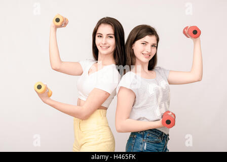 Positive Freunden Porträt von zwei Mädchen, lustige Gesichter, Grimassen Stockfoto