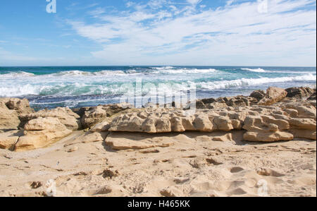 Kalksteinformationen an einem Sandstrand, abgelegenen Strand auf Penguin Island mit dem indischen Ozean in Rockingham, Western Australia Stockfoto