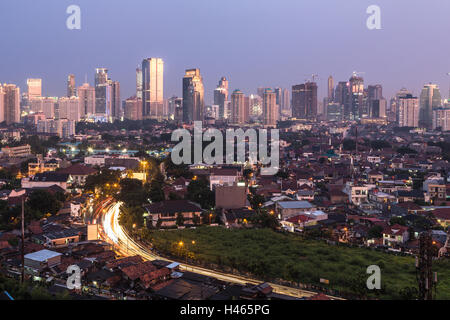 Schwerverkehr in einem Wohngebiet führt zum Geschäftsviertel der Hauptstadt Jakarta, Indonesien während des Sonnenuntergangs Stockfoto