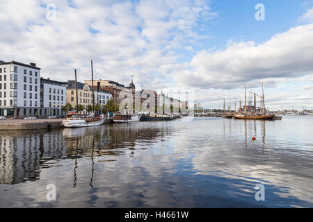 Atemberaubende Reflexion des Pohjoissatama Hafen, eine Marina mit vielen alten Boote in der Hauptstadt Helsinki, Finnland. Stockfoto