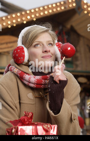 Weihnachtsmarkt, Frau, junge, Liebe Apple, Weihnachtsgeschenk, halbe Portrait, Stockfoto