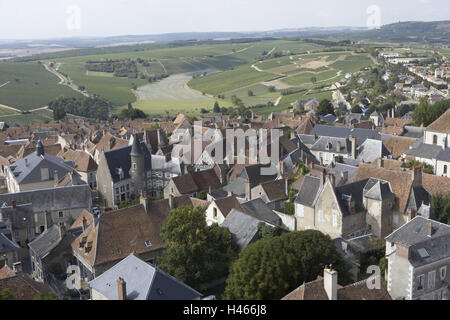 Frankreich, Loire, Sancerre, Blick auf die Stadt, Weinfelder, Reiseziel, Loiretal, Ansicht, Landschaft, Felder, Stadt, Häuser, Wohnhäuser, Weinbaugebiet, Weinberge, Hügel, Horizont, Himmel, Wolken, Dächer, Hausdächer, Stockfoto