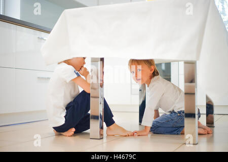 Zwei glückliche Kinder in Küche Stockfoto