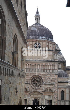 Bergamo-Kathedrale, innen und außen Stockfoto