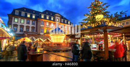 Weihnachtsmarkt in Heidelberg, Deutschland, ein Panorama in der Dämmerung zeigt beleuchtete Kioske, Architektur und unscharfen Menschen erschossen Stockfoto