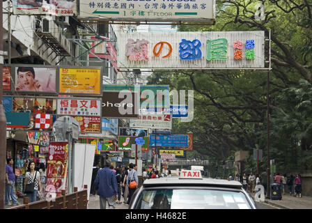 China, Hong Kong, Kowloon Halbinsel, Straße geschäftlich, Geschäfte, Werbetafeln, Verkehr, Passanten, Stockfoto