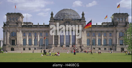 Deutschland, Berlin, Amtsgericht Berlin-Tiergarten, Reichstag, Wiese, Touristen, Stadt, Hauptstadt, Reichstagsgebäude, Europa, Gebäude, Bau, Politik, Sitz der Regierung, Architektur, Spalten, Haupteingang, Haupteingang, Eingang, Treppe, Blick, Exter Stockfoto