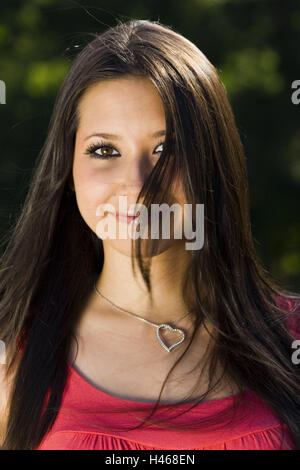 Frau, jung, brünett, Lächeln, Gesicht, Haarsträhne, Portrait, Menschen, Porträt der Frau, Jugend, Jugendliche, Finger, Nase, lange Haare, Haare, braun, hübsch, schön, Weiblich, fröhlich, Make-up, Halskette, Herz, Sommer, draußen, Stockfoto
