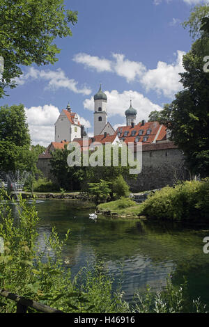 Deutschland, Baden-Wurttemberg, Isny, See, Stadtmauer, Türme, Old Town, Wasser Stadt Ziel, Nikolaikirche, Kirche, Architektur, Kirche, Häuser, Dächer, Ufer, Wehrmauer, Parken, menschenleer, Allgäu, Luftkurort, Teich, Stockfoto