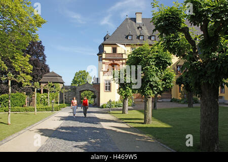 Deutschland, Hessen, Rheingau, Schloss, volle Radian, Schloss Hof, Frauen, Spaziergang, Sperre, Person, Weinbaugebiet, Weinbau, Weinberg, Sonnenschein, Stockfoto