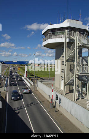 Deutschland, Schleswig - Holstein, Eiderstedt, Tönning, Eidersperrwerk, Turm, Brücke, Verkehr, Stockfoto