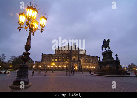 Deutschland, Sachsen, Dresden, Theaterplatz, Semperoper, Abend, König Johann, Stockfoto