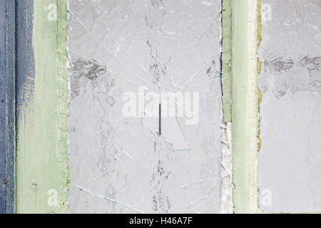 Zerbrochenes Glasfenster im städtischen Gebäude, Vandalismus Stockfoto