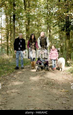 Großfamilie beim spazieren gehen, Stockfoto