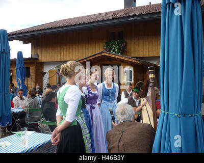 Deutschland, Bayern, Garmisch-Partenkirchen, cross Alp, Almsingen, cross Alp, Sonnenterrasse, Person, Jugendlicher, Mädchen, Dirndl, Tracht, Musik, Musikinstrumente, Harfe, Gitarre, singen, Alp Gesang, Mikrofon, Stockfoto