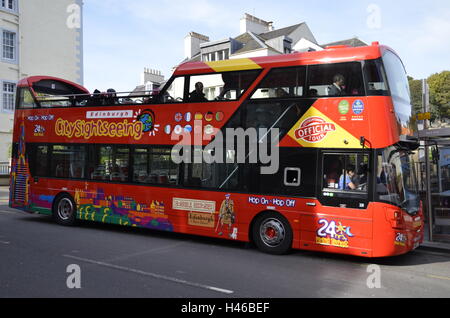 Eine Sightseeing Tour-Bus auf der Royal Mile in Edinburgh, Schottland Stockfoto