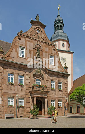 Deutschland, Baden-Wurttemberg, Ettlingen, Marktplatz, Rathaus, Tourismus, Stadt, Raum, Rathausturm, Turm, bauen, Tourismus, Ort von Interesse, Person, Stockfoto