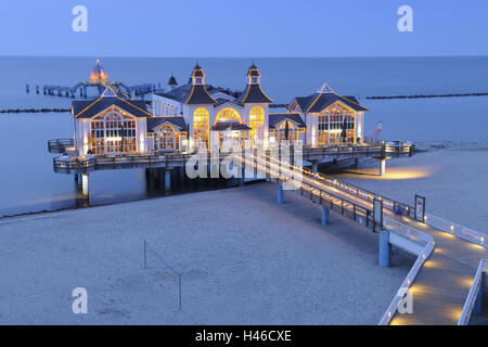 Deutschland, Mecklenburg-Vorpommern, Ostsee, Insel Rügen, Sellin, Seebrücke, Dämmerung, Stockfoto