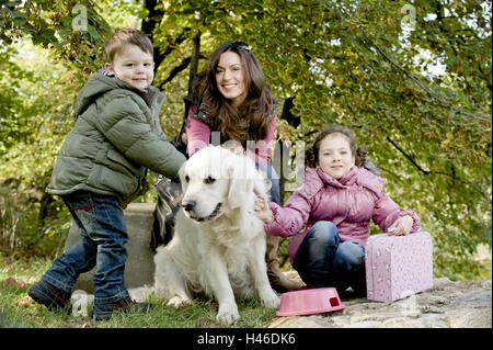 Mutter, zwei Kinder und ein Hund,