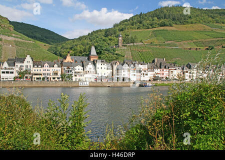 Deutschland, Rheinland-Pfalz, Zell an der Mosel, Blick auf die Stadt, Altstadt, Weindorf, Weinberge, Weinbaugebiet, Weinbau, Mosel, Uferpromenade, Land, Fluss, Häuser, Stockfoto