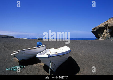 Spanien, die Kanaren Insel Fuerteventura, Ajuy, Stiefel, Fuerteventura, Lavasand, Sandstrand, Meer, den Atlantik, Fischen, kleinen Fischerdorf, Angelboote/Fischerboote, Horizont, Himmel, blau, Stockfoto