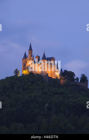 Deutschland, Baden-Wurttemberg, Burg Hohenzollern, Beleuchtung, Abend, Zollerberg (Berg), Stockfoto