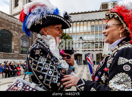 Pearly Kings und Queens Erntedankfest, jährlich an der Guildhall Hof, London, England Stockfoto