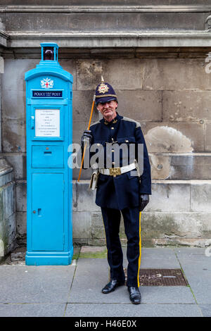 Ein Mann, gekleidet In eine alte altmodische Policemans Uniform an der Pearly Kings und Queens Erntedankfest, London, England Stockfoto