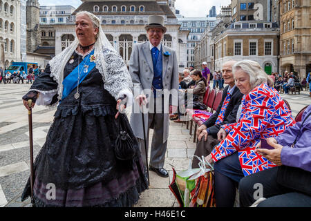 Menschen in Tracht in den Perligen Könige und Königinnen" Erntefest, die Guildhall Yard, London, England Stockfoto