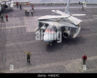 9. März 2003 während der Operation Enduring Freedom: eine S-3 b Viking auf der USS Abraham Lincoln in den Persischen Golf. Stockfoto